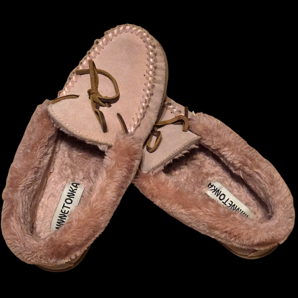 Minnetonka Women's Cally moccasin slippers in the color Pink Blush 7M